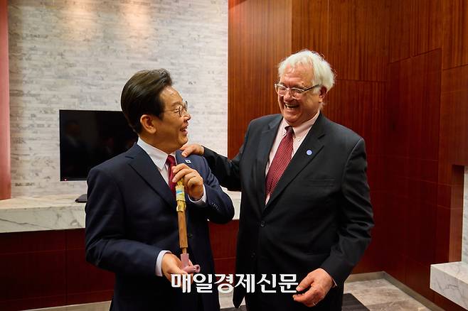 이재명 대통령이 25일(현지시간) 미국 워싱턴DC 국제전략문제연구소(CSIS)에서 열린 정책 연설에서 존 햄리 CSIS 소장으로부터 전통 파이프 담배를 선물 받고 있다. [워싱턴DC/김호영기자]