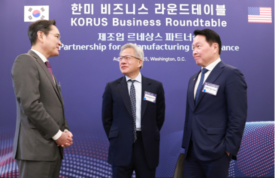 (왼쪽부터) 이재용 삼성전자 회장, 젠슨 황 엔비디아 CEO, 최태원 SK그룹 회장이 25일(현지시간) 미국 워싱턴 D.C. 윌라드 호텔에서 열린 ‘한·미 비즈니스 라운드 테이블’ 리셉션에서 대화하고 있다. (사진=연합뉴스)