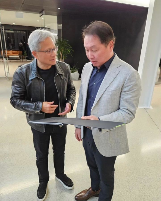 최태원(오른쪽) SK그룹 회장과 젠슨 황 엔비디아 최고경영자(CEO)가 지난해 4월 미국 실리콘밸리 엔비디아 본사에서 만난 모습. (사진=최태원 회장 인스타그램 캡쳐)