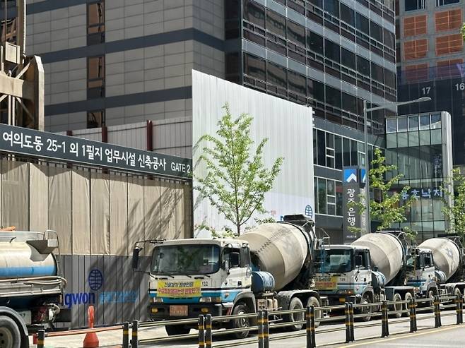 서울 여의도 공사현장에 있는 레미콘 믹서트럭/사진=레미콘 업계
