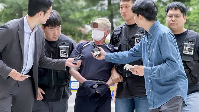 법원의 접근금지 명령 기간이 끝난 지 일주일 만에 아내를 찾아가 살해한 혐의를 받는 60대 남성 모습. /사진=뉴스1