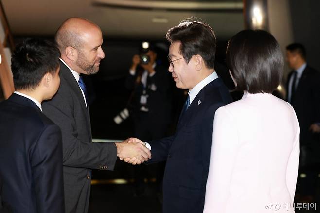 [필라델피아=뉴시스] 고범준 기자 = 미국 순방 일정을 마친 이재명 대통령이 26일(현지 시간) 필라델피아 국제공항에서 환송 인사와 악수하고 있다. 2025.08.27. bjko@newsis.com /사진=고범준