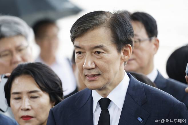 (광주=뉴스1) 김태성 기자 = 조국 조국혁신당 혁신정책연구원장이 26일 광주시 북구 국립5.18민주묘지를 참배 후 취재진 질문에 답하고 있다. 2025.8.26/뉴스1  Copyright (C) 뉴스1. All rights reserved. 무단 전재 및 재배포,  AI학습 이용 금지. /사진=(광주=뉴스1) 김태성 기자