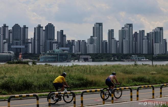 [서울=뉴시스] 김근수 기자 = 18일 오후 서울 용산구 한강시민공원에서 서초 래미안 원베일리 아파트 단지가 보이고 있다.  국내 한 부동산 플랫폼 업체 발표에 따르면 올해 서울에서 거래된 전용면적 84∼85㎡(국평) 아파트의 거래가를 분석한 결과, 가장 비싸게 거래된 아파트는 지난달 2일 60억원에 거래된 래미안원베일리라고 밝혔다. 2024.09.18. ks@newsis.com /사진=김근수