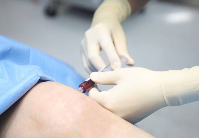 의료진이 중기 무릎 관절염 환자에게 골수 흡인 농축물 관절강 내 주사 치료를 시행하고 있다./사진=힘찬병원