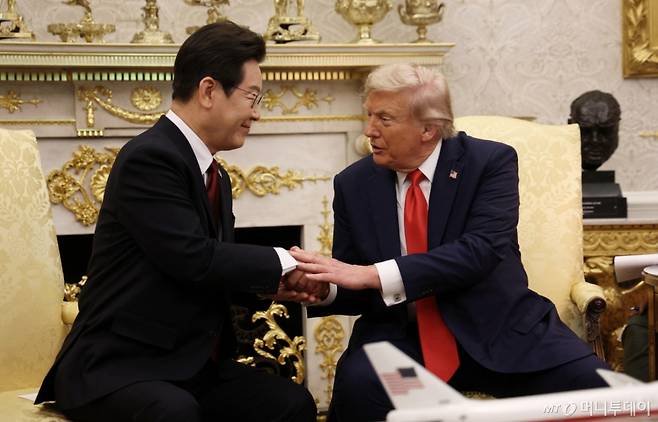 [워싱턴=뉴시스] 고범준 기자 = 이재명 대통령과 도널드 트럼프 미국 대통령이 25일(현지 시간) 미국 워싱턴DC 백악관에서 한미 정상회담을 하고 있다. 2025.08.26. bjko@newsis.com /사진=고범준