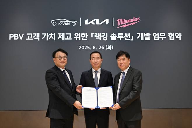 왼쪽부터 케이밴 정의근 대표이사, 기아 국내사업본부장 정원정 부사장, 밀워키코리아 박용범 대표이사