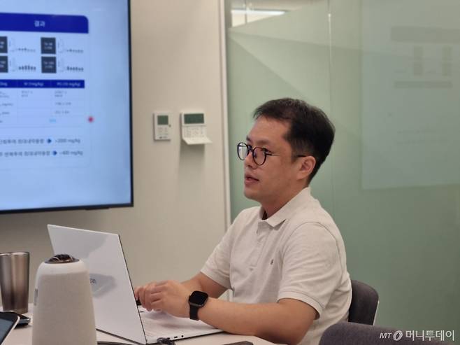 박준범 큐어버스 최고재무책임자(CFO)가 서울 성북구 KIST 내 회사 사무실에서 가진 머니투데이와의 인터뷰에서 사업 경쟁력 및 향후 계획을 설명하고 있다.