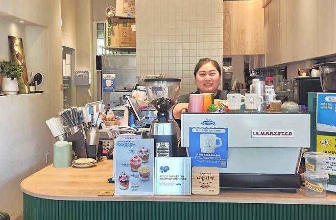 인천 도화동에서 개인카페를 운영하는 박옥선 데미타세2온스 대표는 2년 연속 국산우유 사용점으로 선정됐다. /사진=우유자조금관리위원회