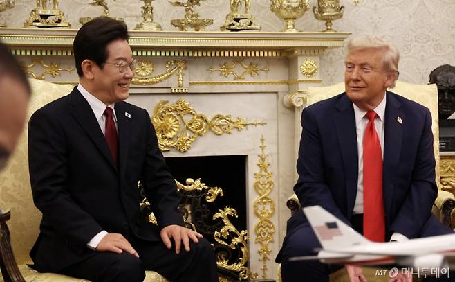 [워싱턴=뉴시스] 고범준 기자 = 이재명 대통령과 도널드 트럼프 미국 대통령이 25일(현지 시간) 미국 워싱턴DC 백악관에서 한미 정상회담을 하고 있다. 2025.08.26. bjko@newsis.com /사진=고범준