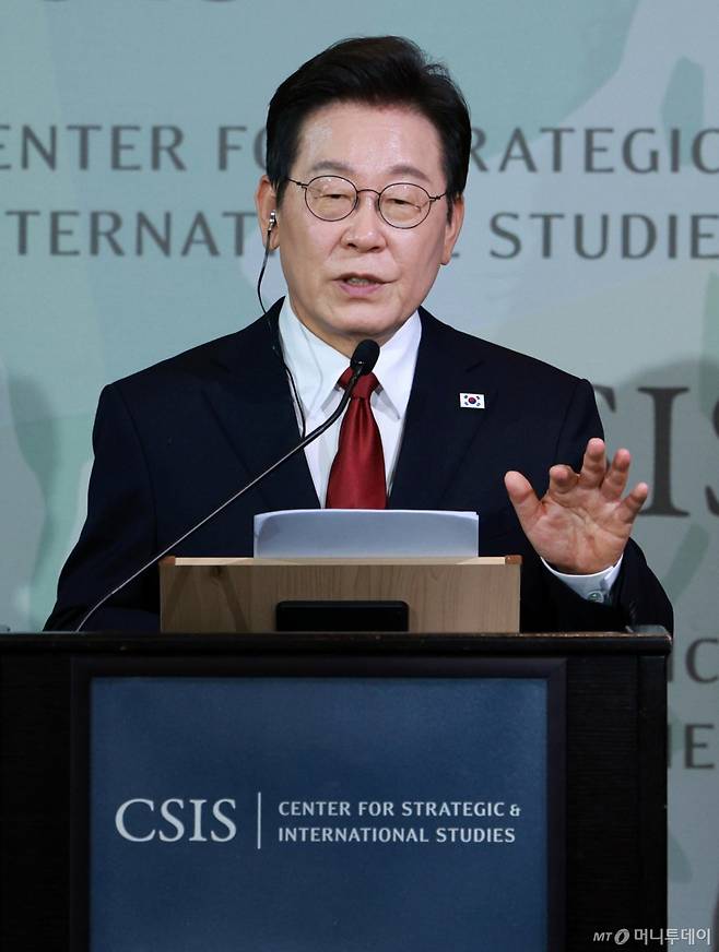 [워싱턴=뉴시스] 고범준 기자 = 이재명 대통령이 25일(현지 시간) 미국 워싱턴DC 전략국제문제연구소(CSIS)에서 정책 연설을 하고 있다. 2025.08.26. bjko@newsis.com /사진=고범준
