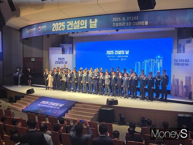 김윤덕 국토교통부 장관이 '2025 건설의 날' 기념식에 참석해 "중대재해와 불법 하도급, 임금 체불을 근절해 국민에게 신뢰받는 일터가 돼야 한다"고 강조했다. 사진은 김윤덕 국토부 장관 등 행사에 참석한 정·재계 인사들이 기념사진을 촬영하는 모습. /사진=이화랑 기자