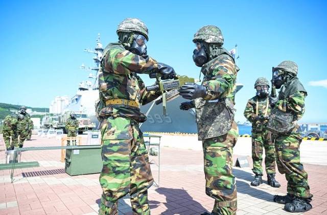 해군작전사령부 부산기지방호전대 장병들이 20일 부대에서 진행된 화생방 대응 훈련 중 안전지대에 설치된 치료시설에서 피폭환자를 제염하고 있다. 국방일보 제공