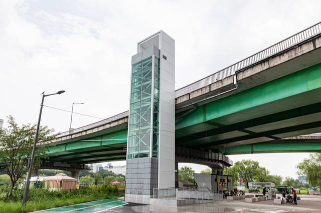 양평교 승강기 2호기(안양천 내). 영등포구청 제공