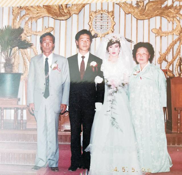 1984년 처남(왼쪽 두 번째) 결혼식 사진. 훌륭한 품성의 처남이 세상을 일찍 떠난 탓에 그를 그리워하는 마음이 너무도 크다.
