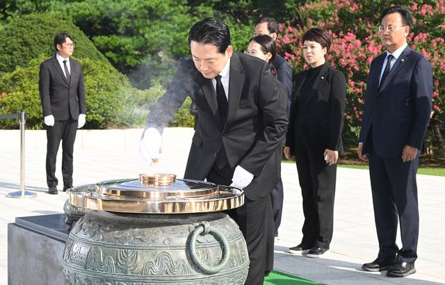 장동혁은 서울에서…  : 장동혁 신임 국민의힘 대표가 27일 오전 국립서울현충원을 참배하고 있다.  문호남 기자