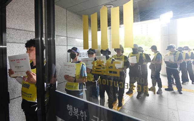 고발장 들고 줄지어 선 노조  : 금속노조 현대제철비정규직지회 노조원들이 27일 오전 서울 서초구 대검찰청에서 현대제철을 상대로 한 1890명 노조원 명의의 집단 고소장을 들고 청사로 들어가고 있다.  윤성호 기자