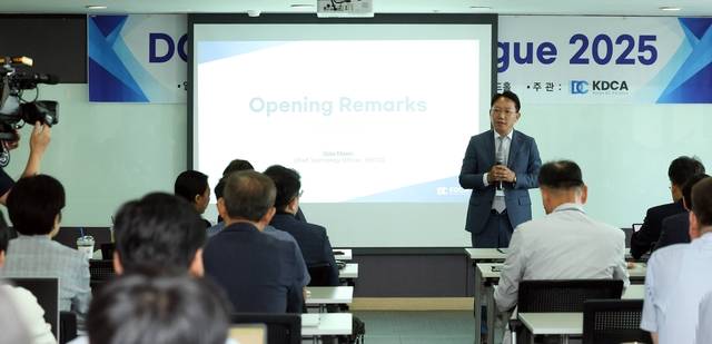 문일주 한국전력공사 기술혁신본부장이 26일 부산 벡스코에서 열린 한전의 ‘직류(DC) 슈퍼위크’의  ‘DC Industry Dialogue(직류 산업 대화)’ 세션에서 인사말을 하고 있다. 한국전력공사 제공