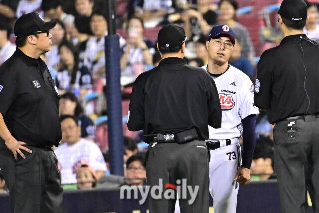 26일 서울 잠실야구장에서 열린 '2025 신한 SOL BANK KBO리그' 삼성 라이온즈와 두산 베어스 경기. 두산 조성환 감독 대행이 6회말 무사 두산 오명진의 타구가 비디오 판독 요청에 파울로 나오자 항의하고 있다./잠실 = 한혁승 기자