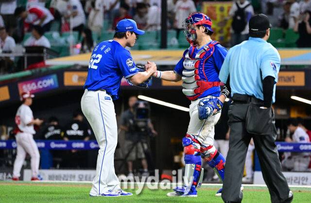 2025년 8월 7일 오후 인천 SSG랜더스필드에서 열린 '2025 신한 SOL뱅크 KBO 리그' 삼성 라이온즈와 SSG랜더스의 경기 삼성 김재윤과 강민호가 6-1로 승리한 뒤 기뻐하고 있다./마이데일리