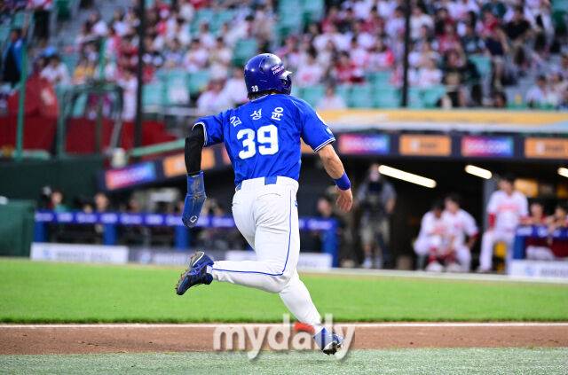 2025년 8월 7일 오후 인천 SSG랜더스필드에서 열린 '2025 신한 SOL뱅크 KBO 리그' 삼성 라이온즈와 SSG랜더스의 경기 삼성 2루 주자 김성윤이 4회초 2사 1.2루서 디아즈의 1타점 적시타 때 홈으로 뛰고 있다./마이데일리