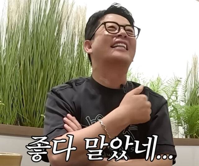 결국 김준호의 축의금 사건은 자신의 돈이었다 말해 웃음을 자아냈다. / 유튜브 '준호지민'