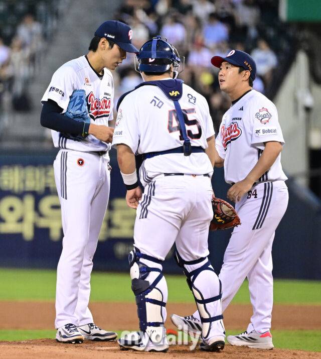 2025년 8월 27일 오후 서울 잠실구장에서 열린 '2025 신한 SOL뱅크 KBO 리그' 삼성 라이온즈와 두산 베어스의 경기. 두산 선발투수 윤태호가 3회초 무사 2.3루서 김지용 투수코치의 조언을 듣고 있다./잠실=유진형 기자