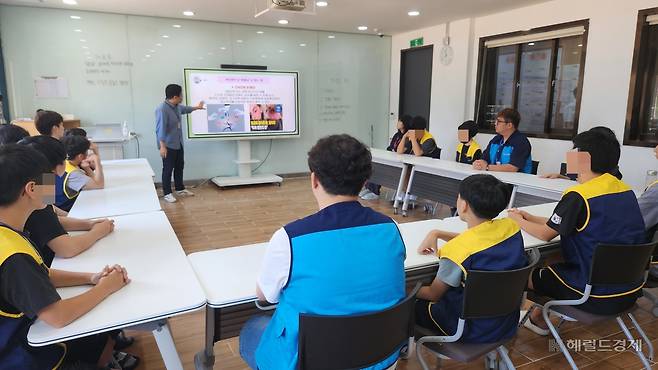 지난 25일 국립청소년인터넷드림마을 치유 캠프에 참여한 학생들이 디지털 윤리에 대해 배우고 있는 모습. 안효정 기자.
