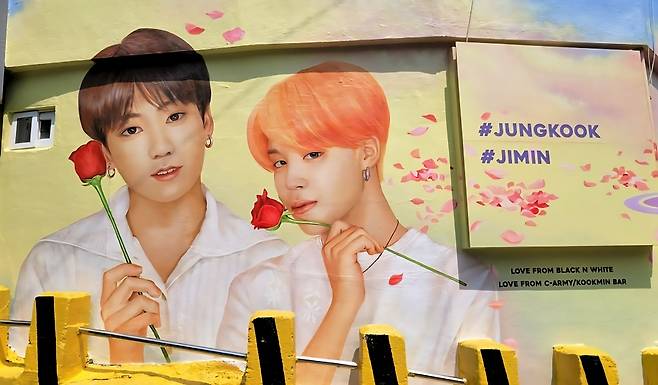 부산감천문화마을 방탄소년단(BTS) 정국(왼쪽),지민 벽화