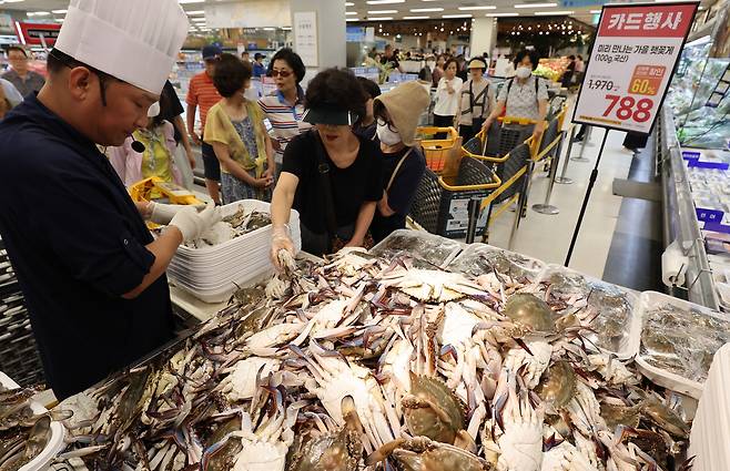 서울 한 대형마트 꽃게 판매대 모습 [연합]
