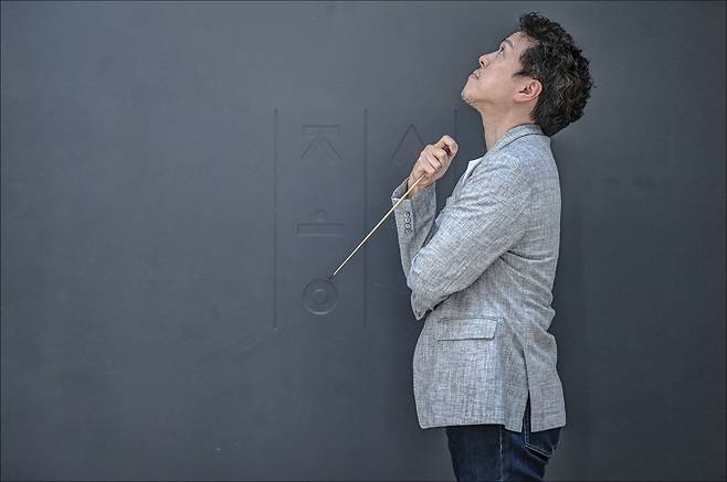 ‘춤추는 지휘자’로 불리는 백윤학은 과학고, 서울대 공대를 나와 뒤늦게 음악을 시작해, 미국 명문 커티스 음악원과 템플대에서 지휘와 오페라 코칭을 전공했다. [세종문화회관 제공]