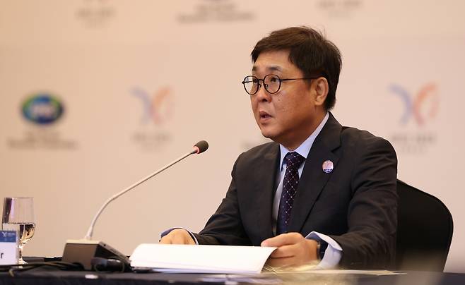 최휘영 문화체육관광부 장관이 27일 경북 경주 힐튼호텔에서 열린 ‘APEC 문화산업고위급대화 개회식’에서 개회사를 하고 있다. [문화체육관광부]
