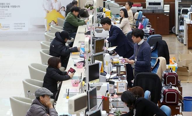 붐비는 은행 창구 [연합]