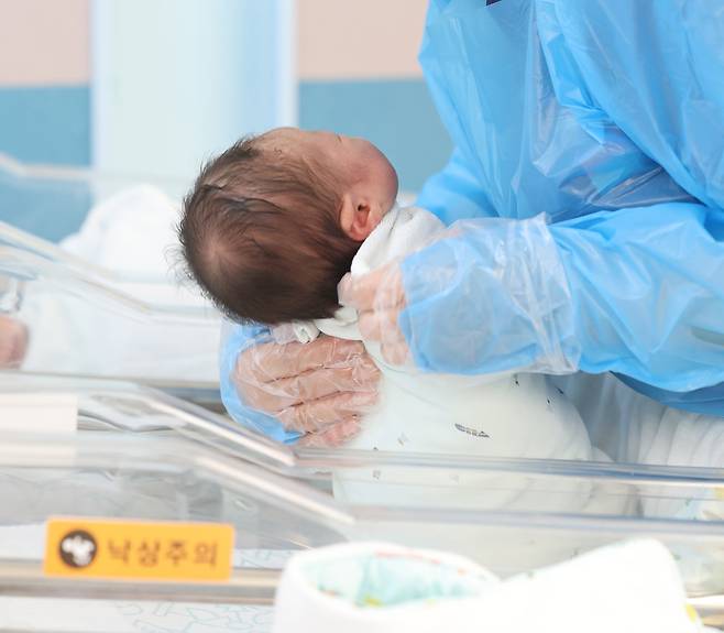 경기도 고양시 CHA의과학대학교 일산차병원 신생아실에서 간호사가 신생아들을 돌보고 있다. 사진은 기사 내용과는 관련 없음 [뉴시스]