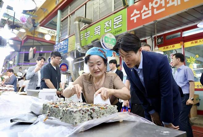 [서울=뉴시스] 노용석 중소벤처기업부 차관이 지난달 30일 세종 조치원전통시장을 방문해 상인들과 소통하고 있다. (사진=중소벤처기업부 제공) 2025.08.27. photo@newsis.com *재판매 및 DB 금지