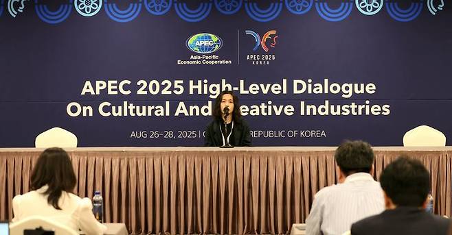 권한슬 영화감독이 27일 경주 힐튼호텔에서 열린 '아시아태평양경제협력체(APEC) 2025 문화산업고위급대화'에 참가, 취재진과 인터뷰하고 있다. (사진=문체부 제공) *재판매 및 DB 금지