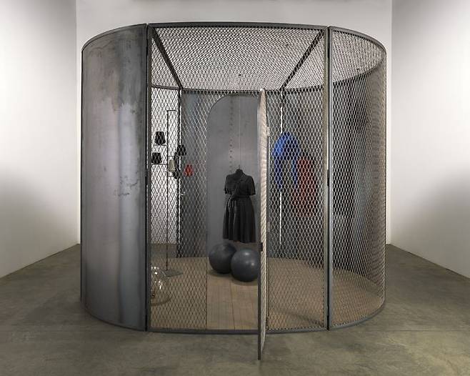밀실(검은 날들)(Cell (Black Days)), 2006 철, 천, 대리석, 유리, 고무, 실, 목재 304.8 x 397.5 x 299.7 cm 이스턴 재단 소장, 뉴욕 사진: 크리스토퍼 버크 © The Easton Foundation / Licensed by SACK, Korea *재판매 및 DB 금지