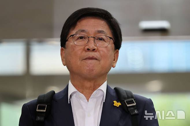 [서울=뉴시스] 권창회 기자 = 최교진 사회부총리 겸 교육부장관 후보자가 지난 14일 오전 서울 여의도 한국교육시설안전원에 마련된 인사청문회 준비 사무실로 출근하며 취재진 질의에 생각하고 있다. 2025.08.14. kch0523@newsis.com