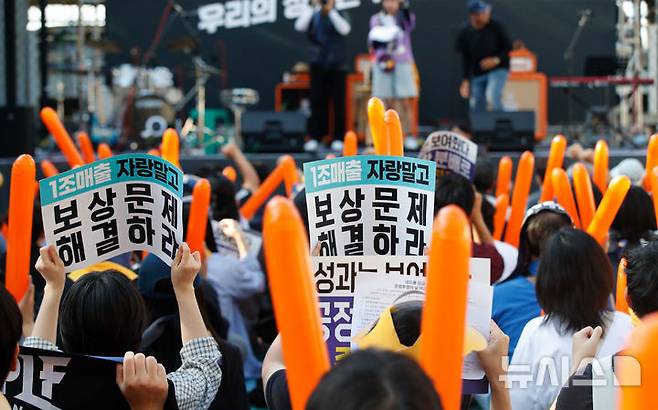 [제주=뉴시스] 우장호 기자 = 민주노총 화학섬유식품노조 넥슨지회 네오플분회 소속 네오플 본사 직원들이 25일 오후 제주시 노형동 네오플 사옥 내 농구장에서 고강도 노동과 성과급 문제를 거론하며 파업 결의대회를 열고 있다. 2025.06.25. woo1223@newsis.com