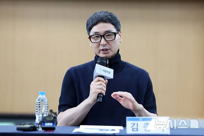 [서울=뉴시스] 박진희 기자 = 국립무용단 예술감독 겸 단장 김종덕이 27일 서울 중구 국립극장 헤오름극장 연습실에서 '사자의 서' 기자간담회를 하고 있다. 2025.08.27. pak7130@newsis.com