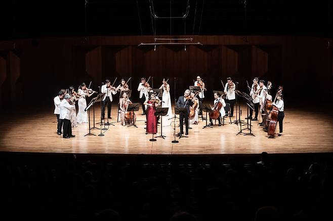 [서울=뉴시스] 지난 26일 서울 서초구 예술의전당 콘서트홀에서 바이올리니스트 길 샤함과 아델 앤서니 부부가 현악 앙상블 세종솔로이스츠와 협연을 가졌다. (사진=세종솔로이스츠 제공) 2025.08.27. photo@newsis.com *재판매 및 DB 금지