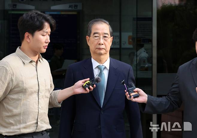 [서울=뉴시스] 배훈식 기자 = 한덕수 전 국무총리가 27일 오후 서울 서초구 서울중앙지방법원에서 열린 구속 전 피의자 심문(영장실질심사)을 마친 뒤 호송차량으로 향하며 취재진의 질문에 입을 굳게 다물고 있다. 한 전 총리는 내란 우두머리 방조, 위증, 허위공문서 작성 등 6개 혐의를 받고 있다. 2025.08.27. dahora83@newsis.com