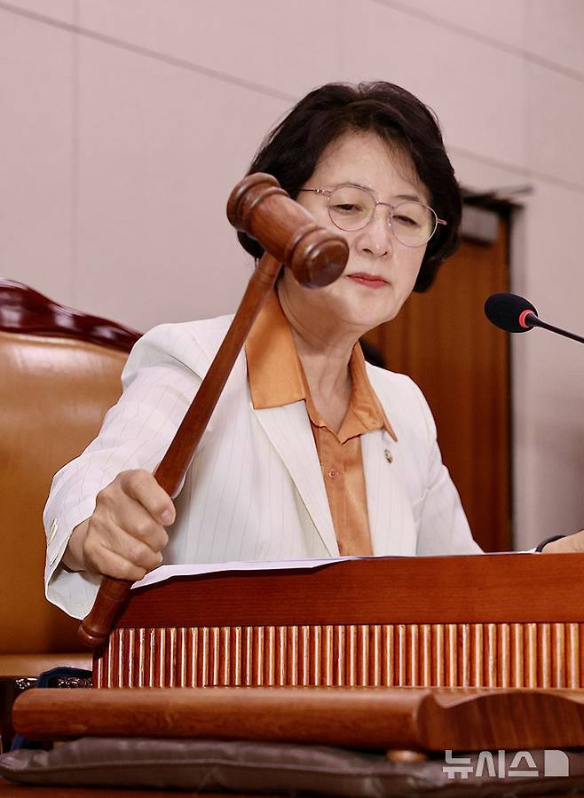 [서울=뉴시스] 김명년 기자 = 추미애 국회 법제사법위원장이 26일 오후 서울 여의도 국회 법사위에서 의사봉을 두드리고 있다. 2025.08.26. kmn@newsis.com