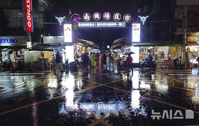 [타이베이=AP/뉴시스]대만 북동부 해안에서 27일 오후 9시 11분께 규모 6 지진이 발생했다고 타이완뉴스 등이 보도했다. 사진은 지난 3월31일 대만 타이베이의 한 야시장 모습. 사진과 지진은 직접적인 관련 없음. 2025.08.27.