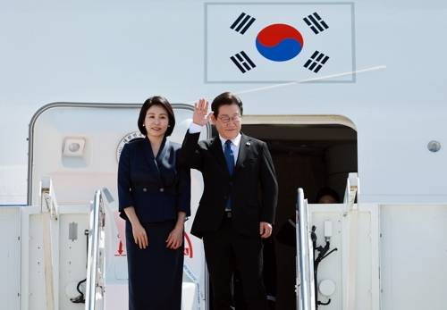 이재명 대통령 부부, 워싱턴 떠나 필라델피아로 출발 이재명 대통령 부부, 워싱턴 떠나 필라델피아로 출발     (워싱턴=연합뉴스) 홍해인 기자 = 이재명 대통령과 김혜경 여사가 26일(현지시간) 미국 워싱턴DC 인근 앤드루스 합동기지에서 펜실베이니아주 필라델피아로 떠나며 공군 1호기에 올라 인사하고 있다. 2025.8.27     hihong@yna.co.kr (끝)   <저작권자(c) 연합뉴스, 무단 전재-재배포, AI 학습 및 활용 금지>