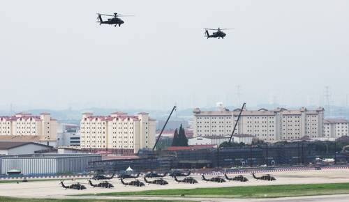 트럼프, 주한미군 부지소유권 언급 트럼프, 주한미군 부지소유권 언급     (평택=연합뉴스) 홍기원 기자 = 도널드 트럼프 미국 대통령은 25일(현지시간) 이재명 대통령과의 정상회담에서 주한미군 감축에 대한 언급을 피했으나 주한미군기지 부지의 소유권을 요구할 수 있다고 밝혔다.     기존 한미주둔군지위협정(SOFA)상 미국이 주한미군 기지에 대해 영구 소유권을 갖는 것은 불가능하고, 협정을 고치거나 폐기하는 것은 법적으로나 정치·주권적으로나 큰 논란을 야기하기 때문에 트럼프 대통령의 주장은 실현 가능성이 작은 것으로 분석된다.      사진은 26일 미 육군의 해외 기지 중 최대 규모로 알려진 경기도 평택시 캠프 험프리스 모습. 2025.8.26     xanadu@yna.co.kr (끝)   <저작권자(c) 연합뉴스, 무단 전재-재배포, AI 학습 및 활용 금지>