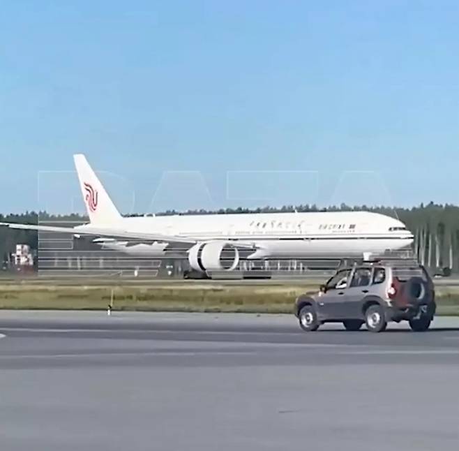 런던 히스로 공항에서 베이징으로 향하던 여객기가 비행 도중 엔진 고장으로 러시아 니즈네바르토프스크 공항에 비상 착륙했다 [출처=BAZA 캡처]