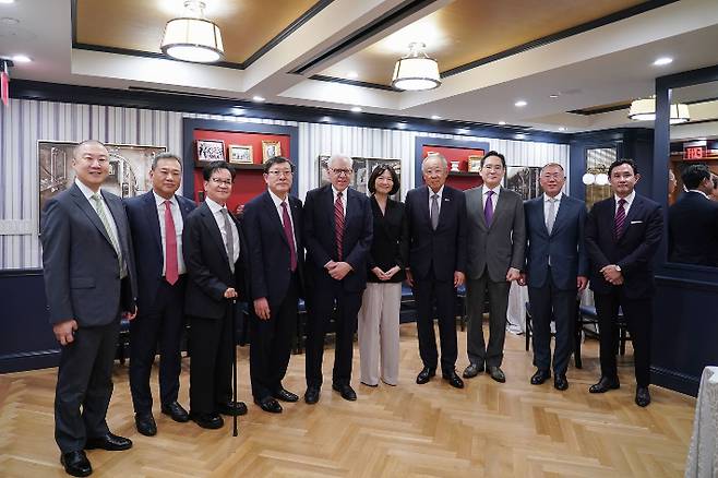 한미 비즈니스 라운드테이블     (서울=연합뉴스) 류진 한경협 회장, 루벤스타인 칼라일 그룹 회장을 비롯한 경제사절단이 25일(현지시간) 미국 워싱턴 DC 윌러드 호텔에서 열린 '한미 비즈니스 라운드테이블: 제조업 르네상스 파트너십'에 앞서 기념 촬영하고 있다.      왼쪽부터 구자은 LS 회장, 김상현 롯데 부회장, 이재현 CJ 회장, 허태수 GS 회장, 루벤스타인 칼라일그룹 회장, 최수연 네이버 대표, 류진 한경협 회장, 이재용 삼성전자 회장, 정의선 현대차 회장, 최윤범 고려아연 회장. 2025.8.26 [한국경제인협회 제공. 재판매 및 DB 금지]     photo@yna.co.kr (끝)   <저작권자(c) 연합뉴스, 무단 전재-재배포, AI 학습 및 활용 금지> 연합뉴스
