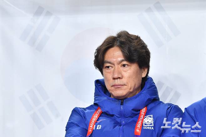 홍명보 대한민국 축구 대표팀 감독이 20일 경기도 고양종합운동장에서 열린 2026 국제축구연맹(FIFA) 북중미 월드컵 아시아 지역 3차 예선 대한민국 대 오만 경기에서 그라운드를 바라보고 있다. 류영주 기자