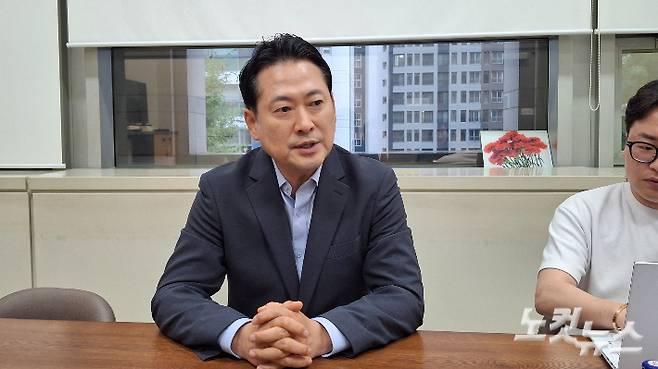 국민의힘 장동혁 당대표가 지난 11일 당대표 후보 자녁으로 부산을 방문해 기자들과 인터뷰하고 있다. 강민정 기자